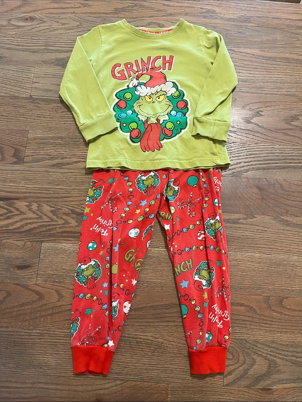 Grinch PJs size 3/4 years GUC